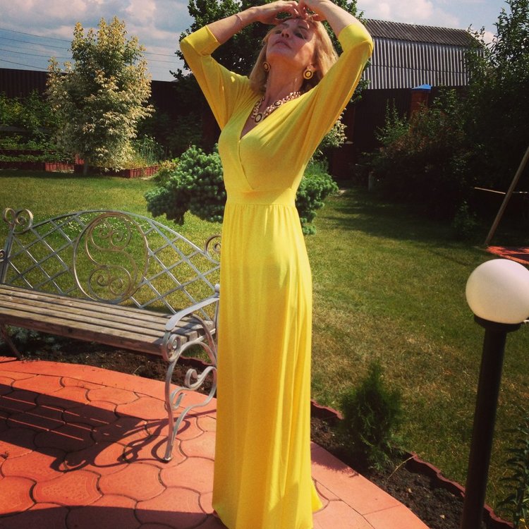 Бузова в желтом платье