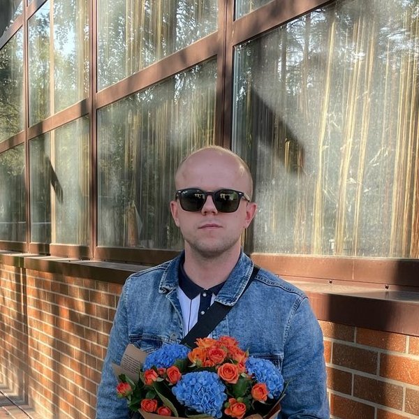 Аркадию 28 лет он работает