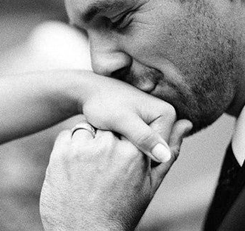 Целуй мою ручку. Целует руку. Целуй мою ручку. Целуй мою ручку. Целуй мою ручку.