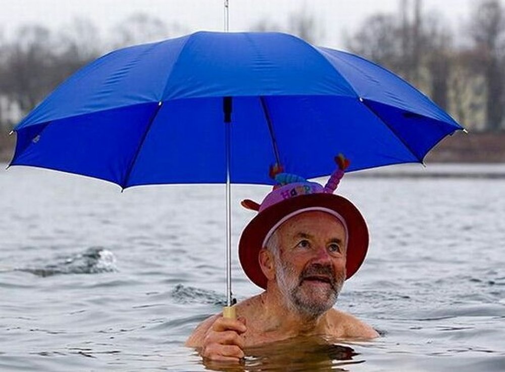 Дед купается. Старик под зонтом. Мужчина с зонтом. Человек веселый с зонтом. Купаться под дождем.
