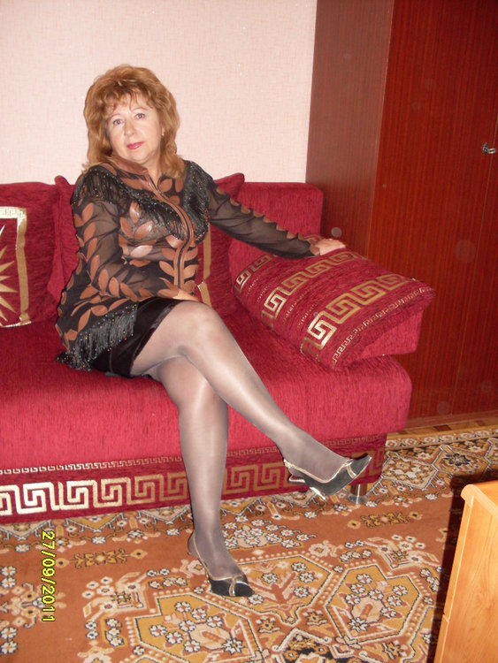 Женщина 40 лет чулки. Русские женщины в возрасте. Пожилые женщины в колготках. Старые женщины домашние. Русские женщины 60 лет в колготках.