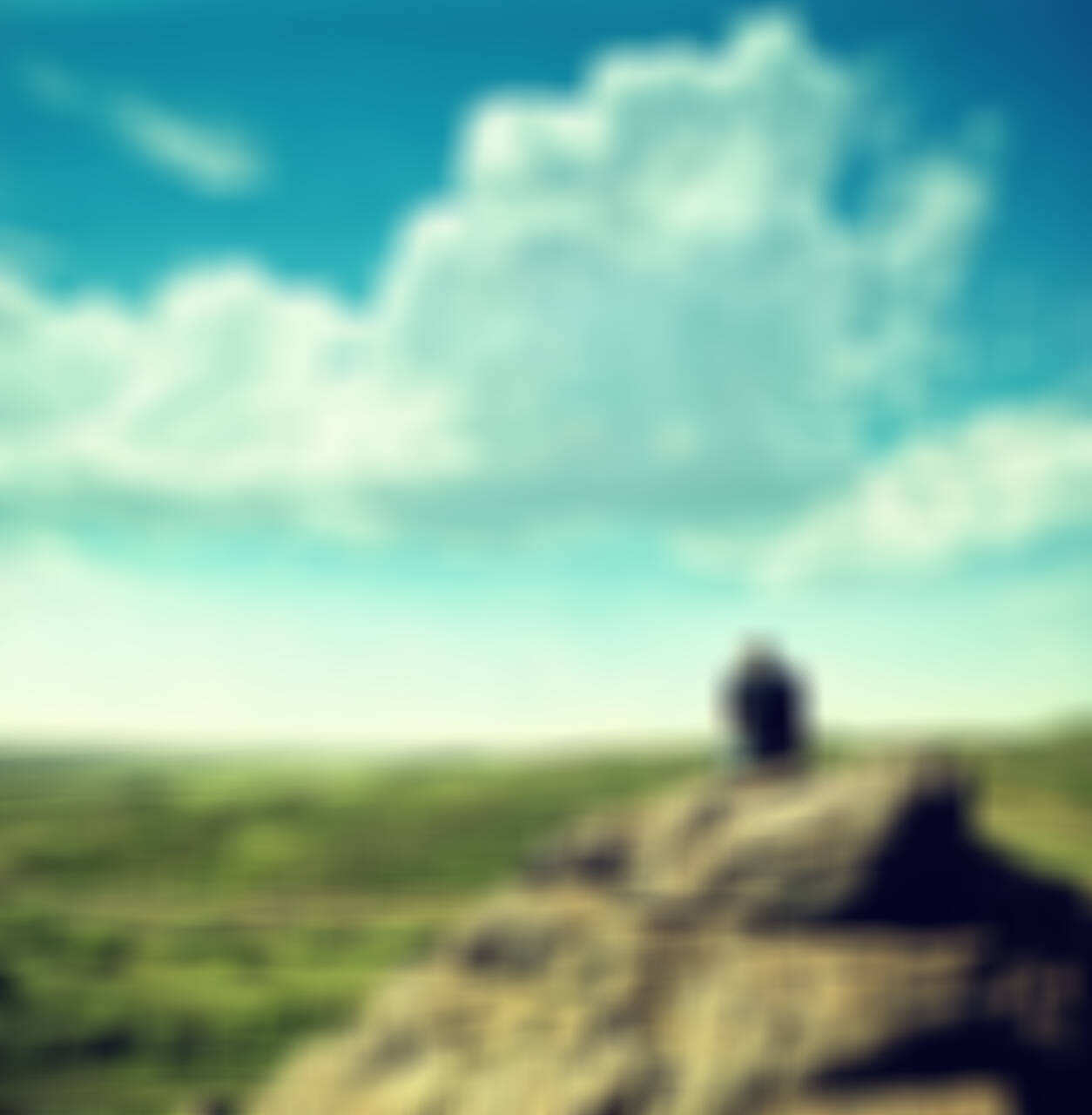 Он стоит на холме. Человек на холме. Человек на обрыве. Уединение природы и человека. Человек на вершине горы.