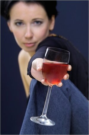 Ее бокал она скрывает свое. Цитаты про бокал. Её бокал полон иксо. Ее бокал полный хо. Ее бокал она скрывает свое.