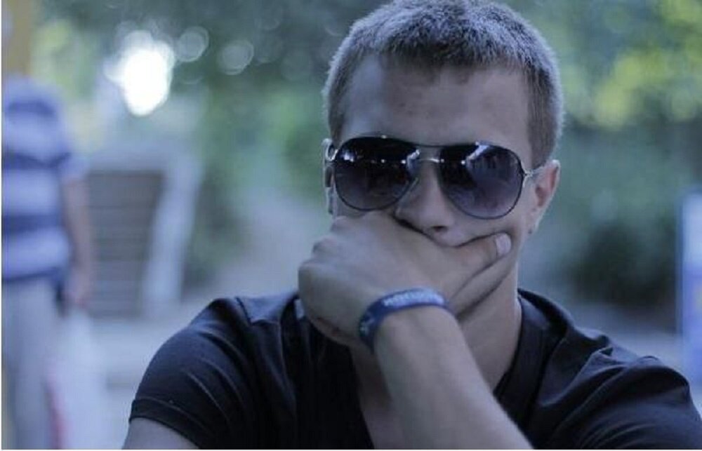 Симпатичный парень в очках. Парень. Том харди фото в кепке. Ава числового парня. Ава числового парня.